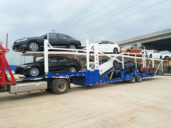 八位车辆运输半挂车