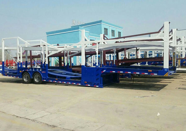 八位车辆运输半挂车